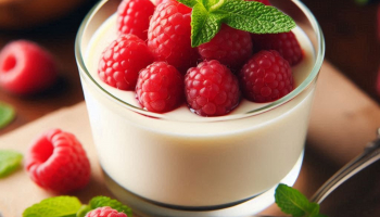 Panna Cotta Vanila: Lembutnya Panna Cotta dengan Aroma Vanila yang Menggoda